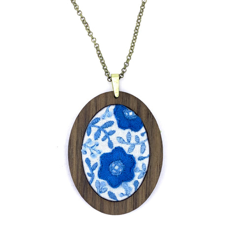 Embroidered Pendant Kit - Delft Daisy